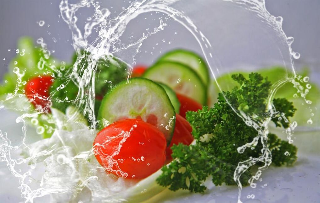 Sağlıklı yiyecek ve su kilo kaybı için gerekli olan önemli unsurlardır
