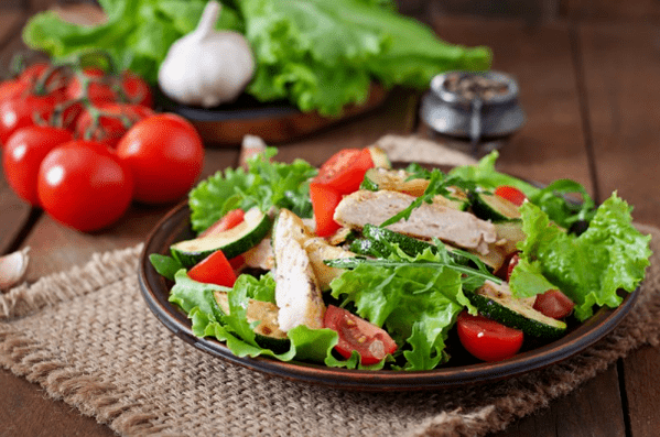 Tavuklu ve sebzeli salata, antrenman sonrası hafif bir akşam yemeği için mükemmel bir seçenektir. 