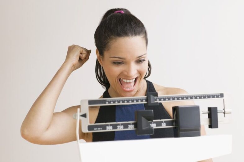 kadın maggi diyetinde kilo vermekten mutlu